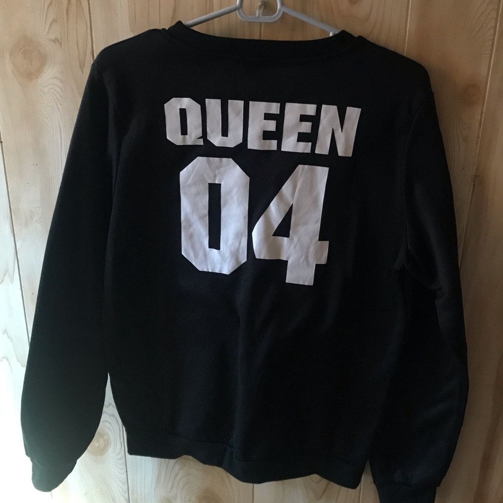 black “queen” lettering shirt